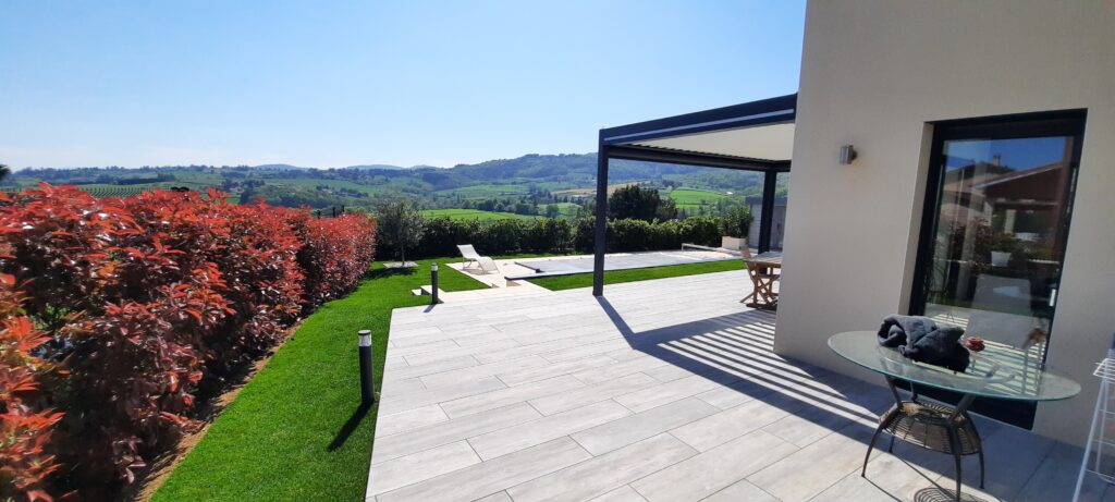 Intégrer la maçonnerie paysagère pour structurer votre jardin